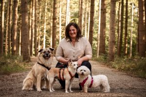 frau mit 3 hellen hunden